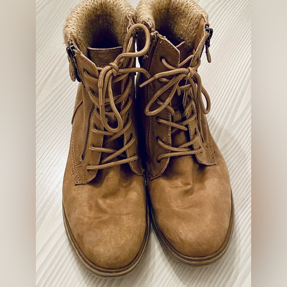 Cliffs by White Mountain Tan Suede Side Zip Knit Cuff Ankle Boots Size 9
